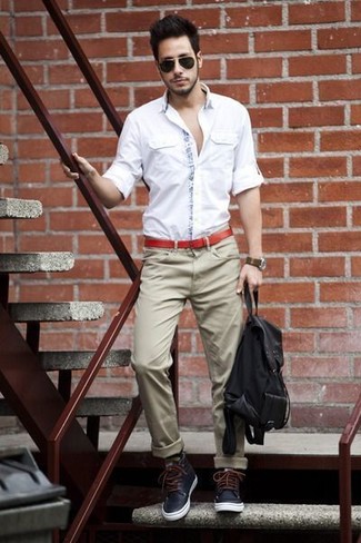 Comment porter une ceinture bordeaux quand il fait chaud