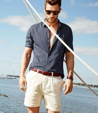 Comment porter une ceinture bordeaux en été