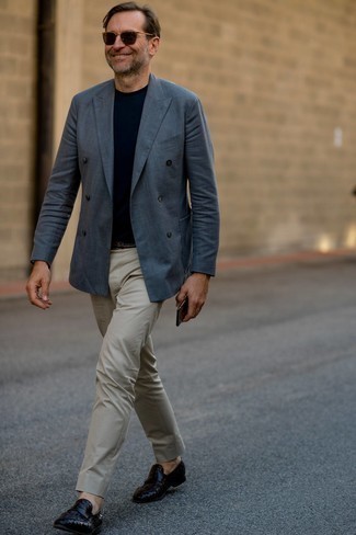 Comment porter une ceinture bordeaux en été après 40 ans
