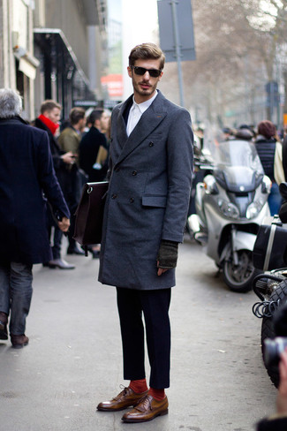 Comment porter une serviette bordeaux quand il fait froid