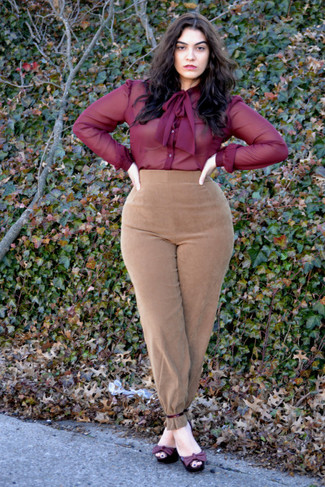 Comment porter une chemise de ville en chiffon bordeaux