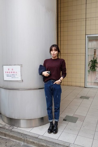 Comment porter un pull à col rond bordeaux