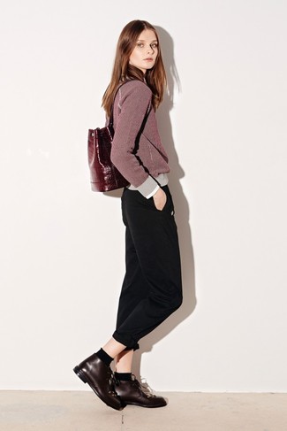 Comment porter un pull à col rond bordeaux
