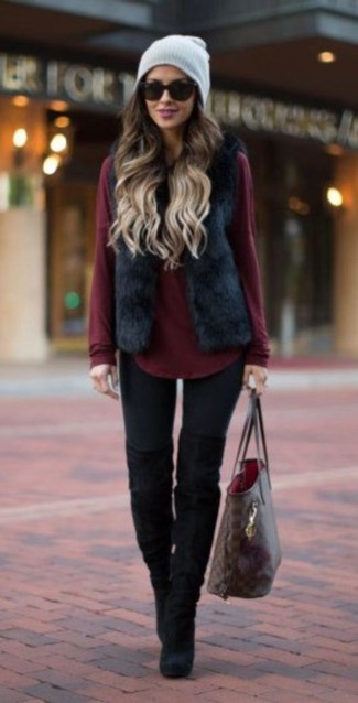 Comment porter un pull à col rond bordeaux