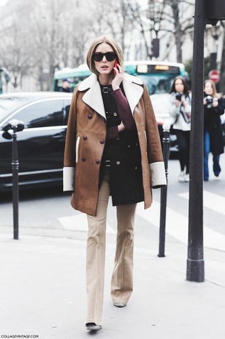Comment porter un pull à col rond bordeaux