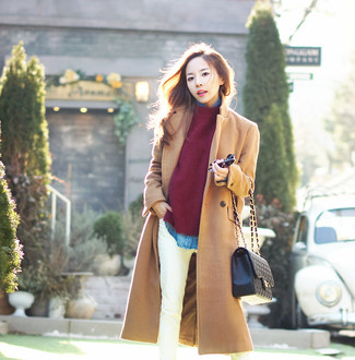 Comment porter un pull à col rond bordeaux