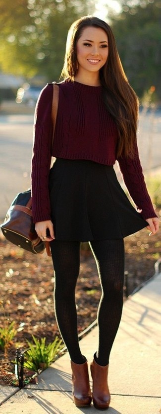 Comment porter un pull court bordeaux avec des bottines en cuir marron