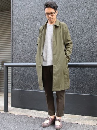 Un imperméable à porter avec des bottines chukka bordeaux