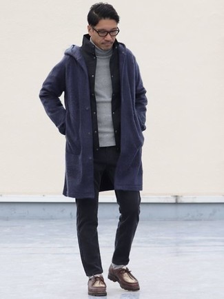 Un imperméable à porter avec des bottines chukka bordeaux