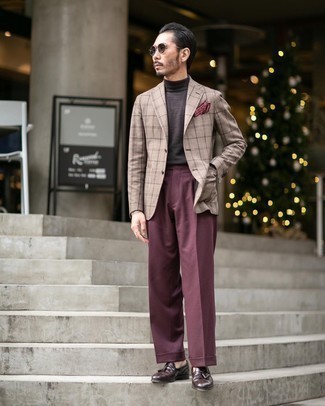 Un blazer à porter avec un pantalon de costume bordeaux