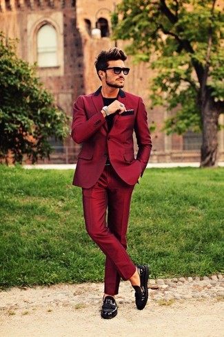 Un blazer à porter avec un pantalon de costume bordeaux