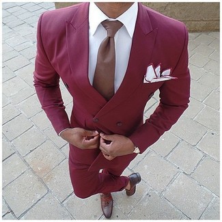 Un blazer à porter avec un pantalon de costume bordeaux