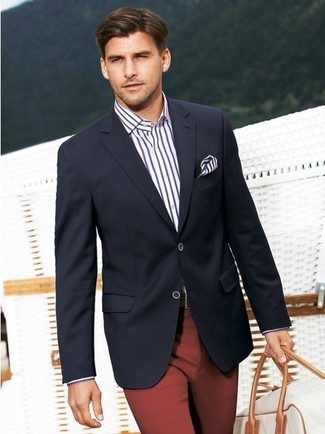 Un blazer à porter avec un pantalon de costume bordeaux