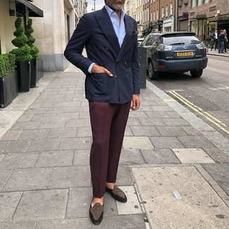 Un blazer à porter avec un pantalon de costume bordeaux