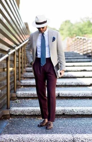 Un blazer à porter avec un pantalon de costume bordeaux