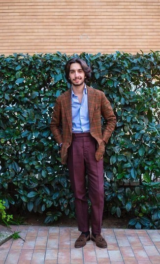 Un blazer à porter avec un pantalon de costume bordeaux