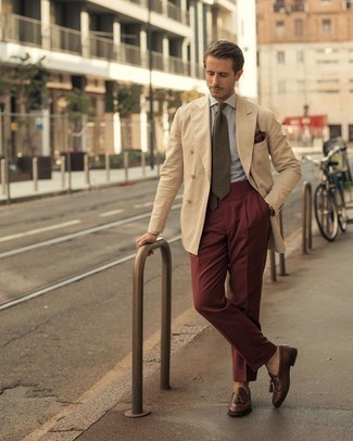Un blazer à porter avec un pantalon de costume bordeaux