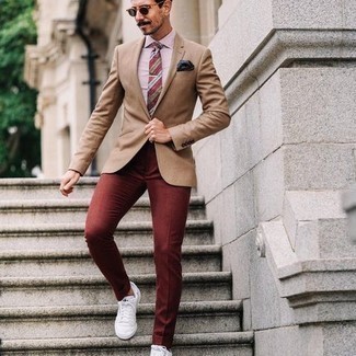Un blazer à porter avec un pantalon de costume bordeaux