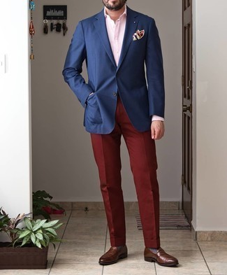 Un blazer à porter avec un pantalon de costume bordeaux