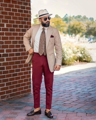 Un blazer à porter avec un pantalon de costume bordeaux