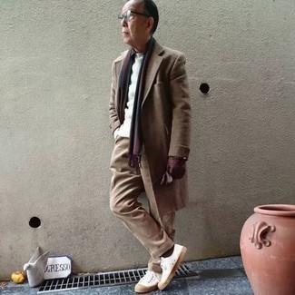 Comment porter des gants bordeaux pour un style chic decontractés quand il fait froid