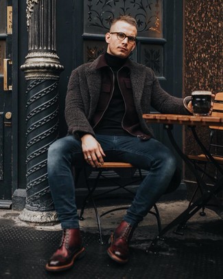 Comment porter une veste bordeaux quand il fait froid