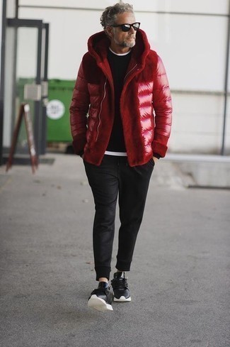Comment porter une veste bordeaux quand il fait froid