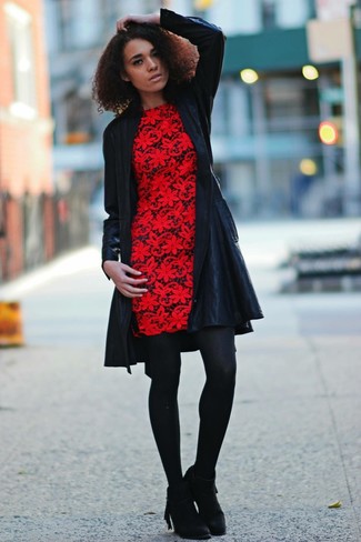 Comment porter une robe fourreau en dentelle bordeaux
