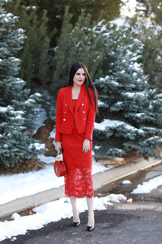 Comment porter une robe fourreau en dentelle bordeaux
