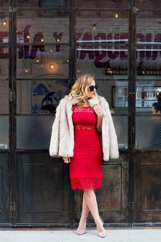 Comment porter une robe fourreau en dentelle bordeaux