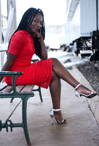 Comment porter une robe fourreau en dentelle bordeaux