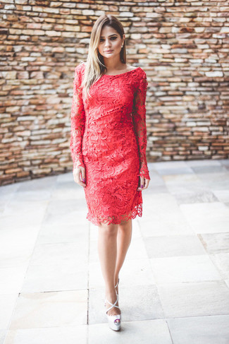 Comment porter une robe fourreau en dentelle bordeaux