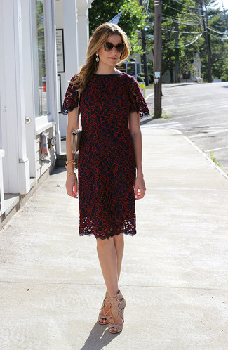 Comment porter une robe fourreau en dentelle bordeaux