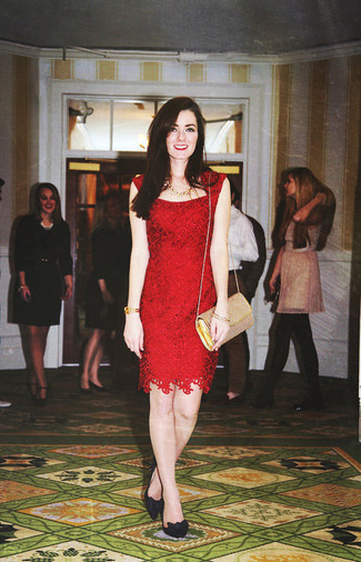 Comment porter une robe fourreau en dentelle bordeaux