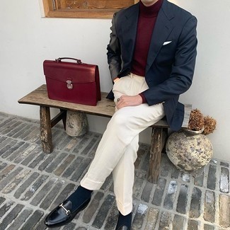 Comment porter une serviette en cuir bordeaux