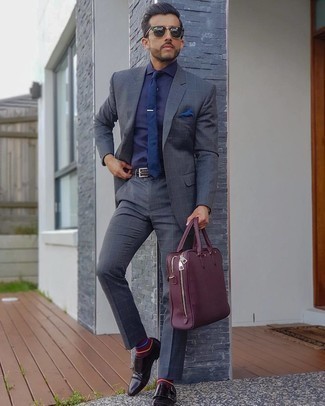 Comment porter une serviette en cuir bordeaux