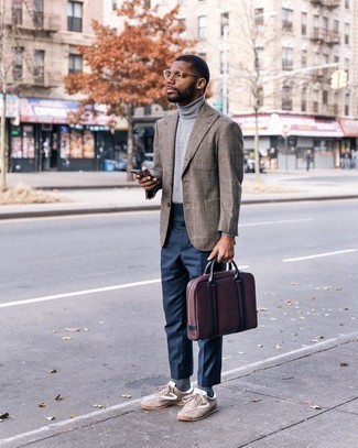 Comment porter une serviette en cuir bordeaux