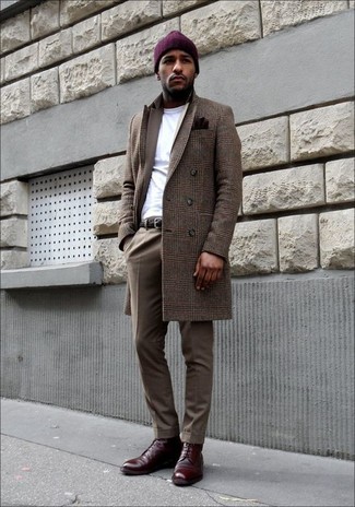 Comment porter des bottes habillées en cuir bordeaux