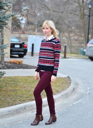 Comment porter un collier bordeaux