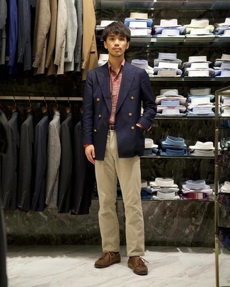 Comment porter une chemise de ville écossaise bordeaux