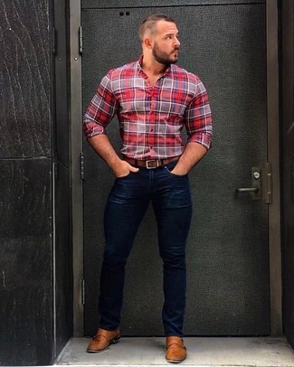 Comment porter une chemise de ville écossaise bordeaux