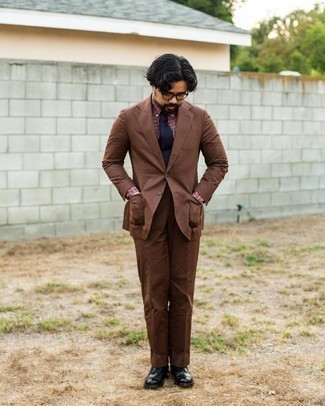 Comment porter une chemise de ville écossaise bordeaux