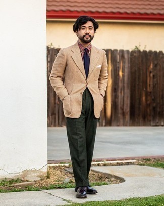 Comment porter une chemise de ville écossaise bordeaux