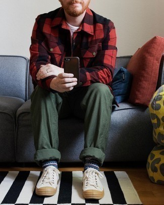 Comment porter une chemise à manches longues en flanelle écossaise bordeaux