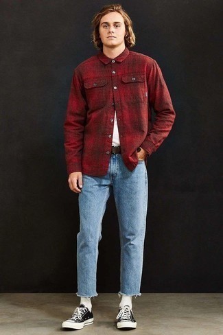 Comment porter une chemise à manches longues en flanelle écossaise bordeaux