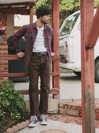 Comment porter une chemise à manches longues en flanelle écossaise bordeaux
