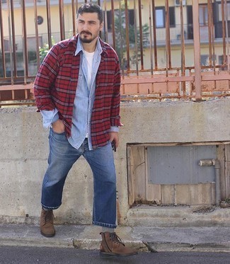 Comment porter une chemise à manches longues en flanelle écossaise bordeaux