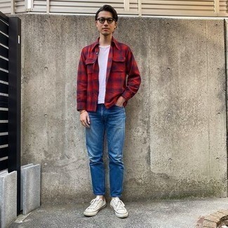 Comment porter une chemise à manches longues en flanelle écossaise bordeaux