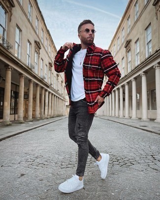 Comment porter une chemise à manches longues en flanelle écossaise bordeaux