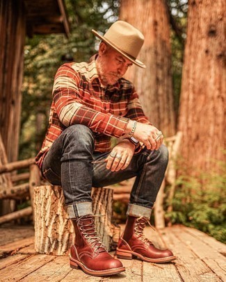 Comment porter une chemise à manches longues en flanelle écossaise bordeaux